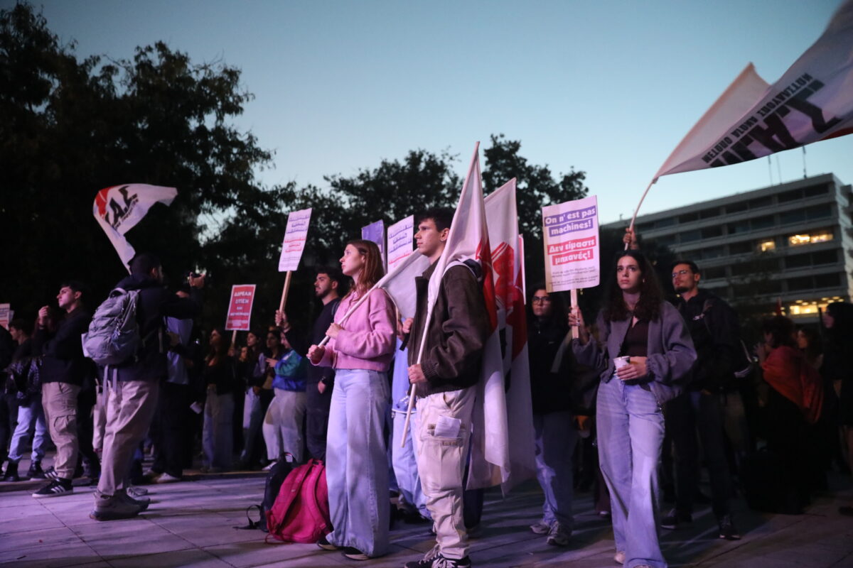 «Η Ελλάδα δεν θα γίνει Γαλλία, είναι διαφορετικές περιπτώσεις, δεν θα το επιτρέψουμε» διαμηνύει το Μαξίμου ^ εντολή Χρυσοχοΐδη στις αστυνομικές δυνάμεις «κινητοποίηση, ψυχραιμία, όχι  βία» ^ «δεν πάμε να μαλώσουμε με τα παιδιά» τονίζει κυβερνητική πηγή ^ ο Δένδιας επιμένει στην αυτοδυναμία απέναντι στον πήχη του 25% που έβαλε ο Μητσοτάκης ^ στο στόχαστρο Σαμαρά ο αρνητικός αιφνιδιασμός από την έγκριση του τουρκολιβυκού μνημονίου για τις θαλάσσιες ζώνες ^ σε νέες περιπέτειες το καλώδιο Ελλάδας - 