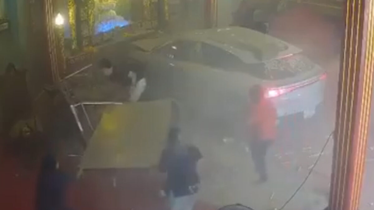 Αυτοκίνητο μπούκαρε σε ναό στην Ταϊλάνδη