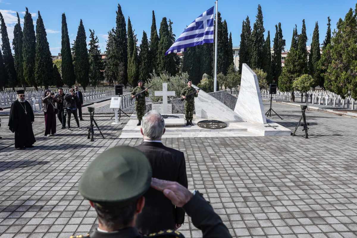 Μετάβασητου ΠτΔ Κωνσταντίνου Τασούλα στα Συμμαχικά Κοιμητήρια του Ζέιτενλικ. Κατάθεση στεφάνου από τον Πρόεδρο της Δημοκρατίας στο Μνημείο των Ελλήνων Πεσόντων . Τρίτη 27 Οκτωβρίου 2026 (ΘΟΔΩΡΗΣ ΜΑΝΩΛΟΠΟΥΛΟΣ