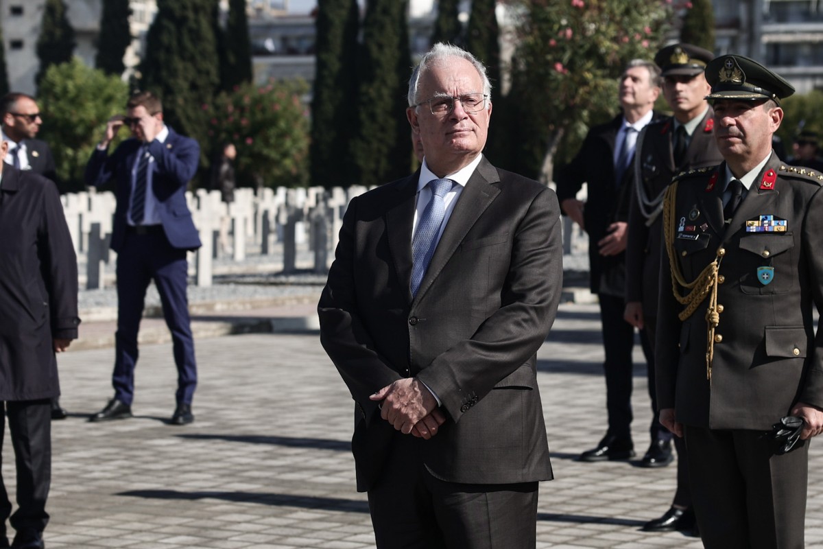 Θεσσαλονίκη: Στα κοιμητήρια του Ζέιτενλικ ο Κωνσταντίνος Τασούλας - Κατέθεσε στεφάνι στη μνήμη των πεσόντων