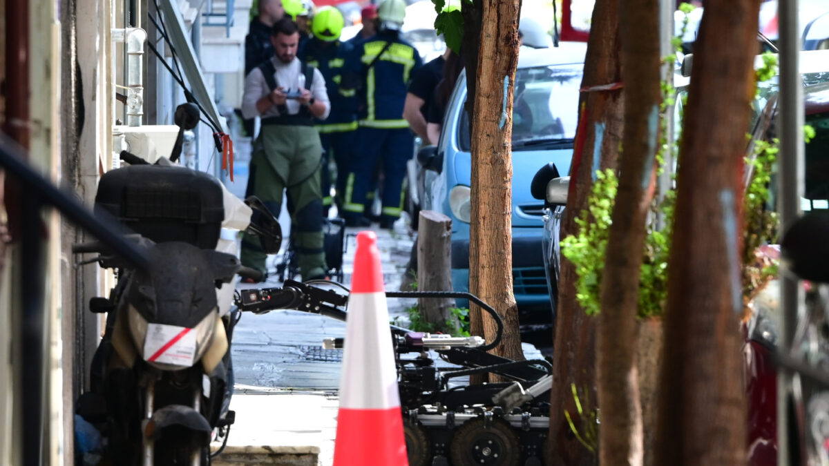 Ύποπτη τσάντα εντοπίστηκε στα Εξάρχεια: Διακοπή κυκλοφορίας στη Μπενάκη και ΤΕΕΜ στο σημείο Ύποπτη τσάντα εντοπίστηκε στα Εξάρχεια: Διακοπή κυκλοφορίας στη Μπενάκη και ΤΕΕΜ στο σημείο