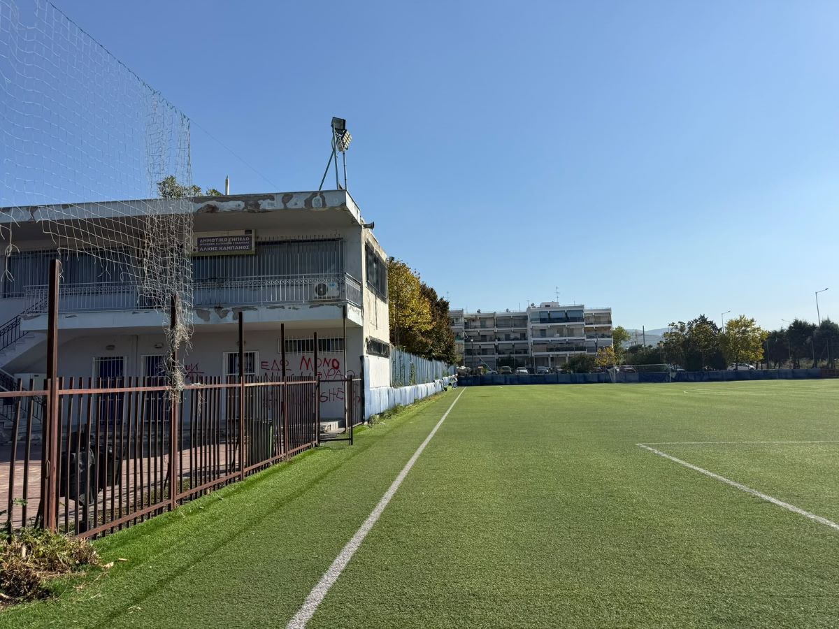 Θεσσαλονίκη: «Τον έριξαν κάτω και συνέχισαν να τον χτυπάνε» λένε οι γονείς του 12χρονου που ξυλοκοπήθηκε από 5 ανήλικους στο γήπεδο «Αλκης Καμπανός»