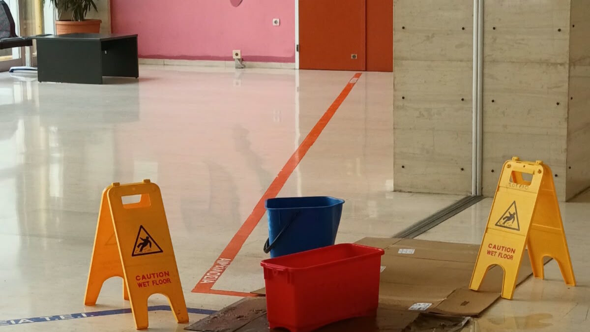 Θριάσιο Νοσοκομείο: Με κουβάδες και χαρτόνια μαζεύουν τα νερά της βροχής – Έπεσαν τμήματα της ψευδοροφής