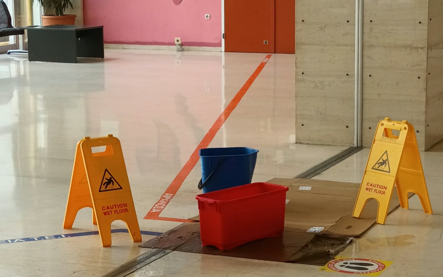Θριάσιο Νοσοκομείο: Με κουβάδες και χαρτόνια μαζεύουν τα νερά της βροχής – Έπεσαν τμήματα της ψευδοροφής