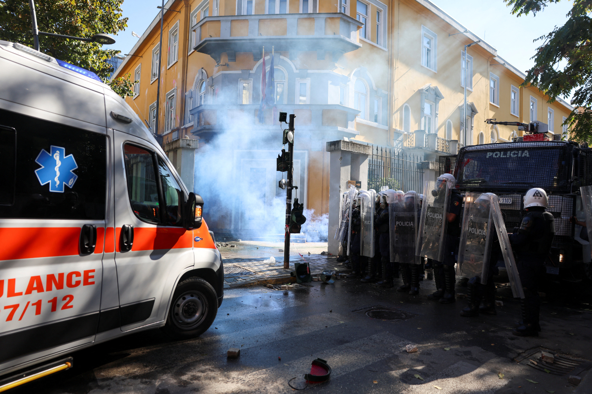 Πεδίο μάχης τα Τίρανα: Συγκρούσεις διαδηλωτών με την αστυνομία για 4η ημέρα και δεκάδες συλλήψεις