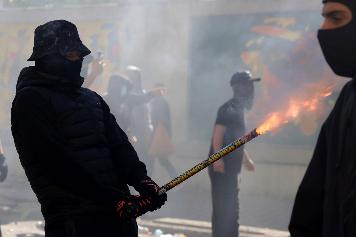 Χάος στην Αλβανία: Φωτιές στο υπουργείο Παιδείας και σε τράπεζα, μολότοφ και συγκρούσεις φοιτητών με την αστυνομία – Δείτε βίντεο