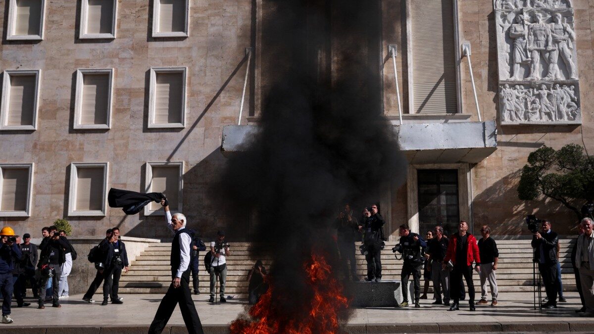 Διαδηλωτές καίνε τα καθίσματα διαλόγου του Έντι Ράμα στα Τίρανα