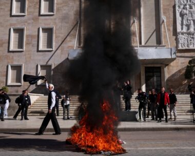 Διαδηλωτές καίνε τα καθίσματα διαλόγου του Έντι Ράμα στα Τίρανα