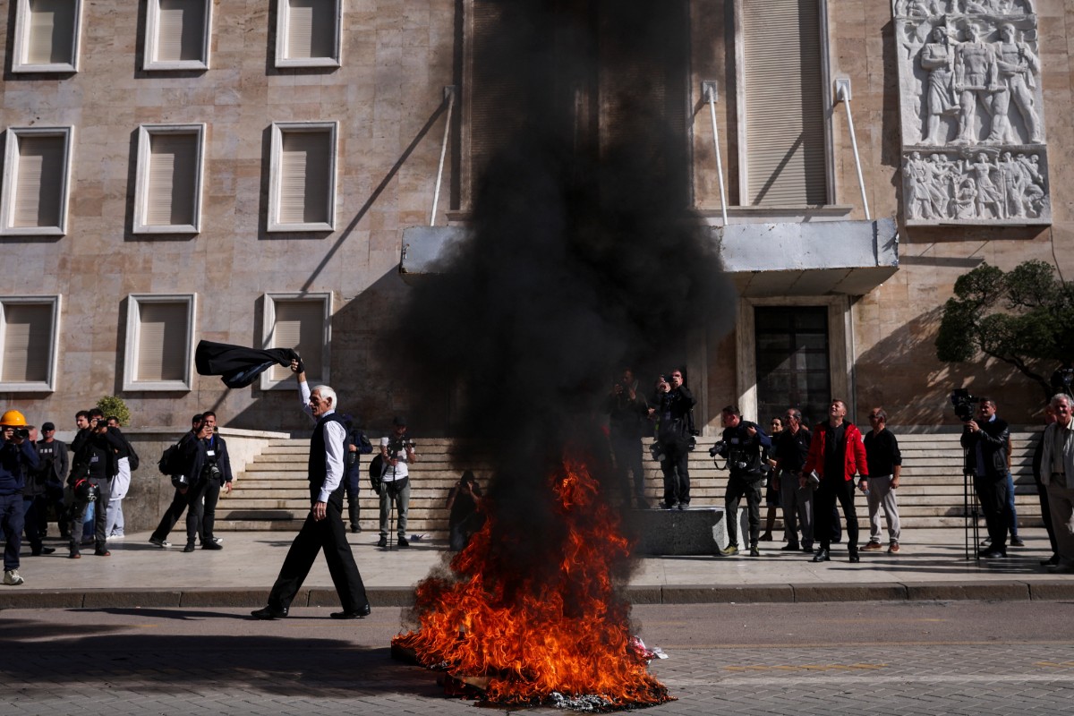 Αλβανία: Διαδηλωτές καίνε τα καθίσματα διαλόγου του Έντι Ράμα στα Τίρανα