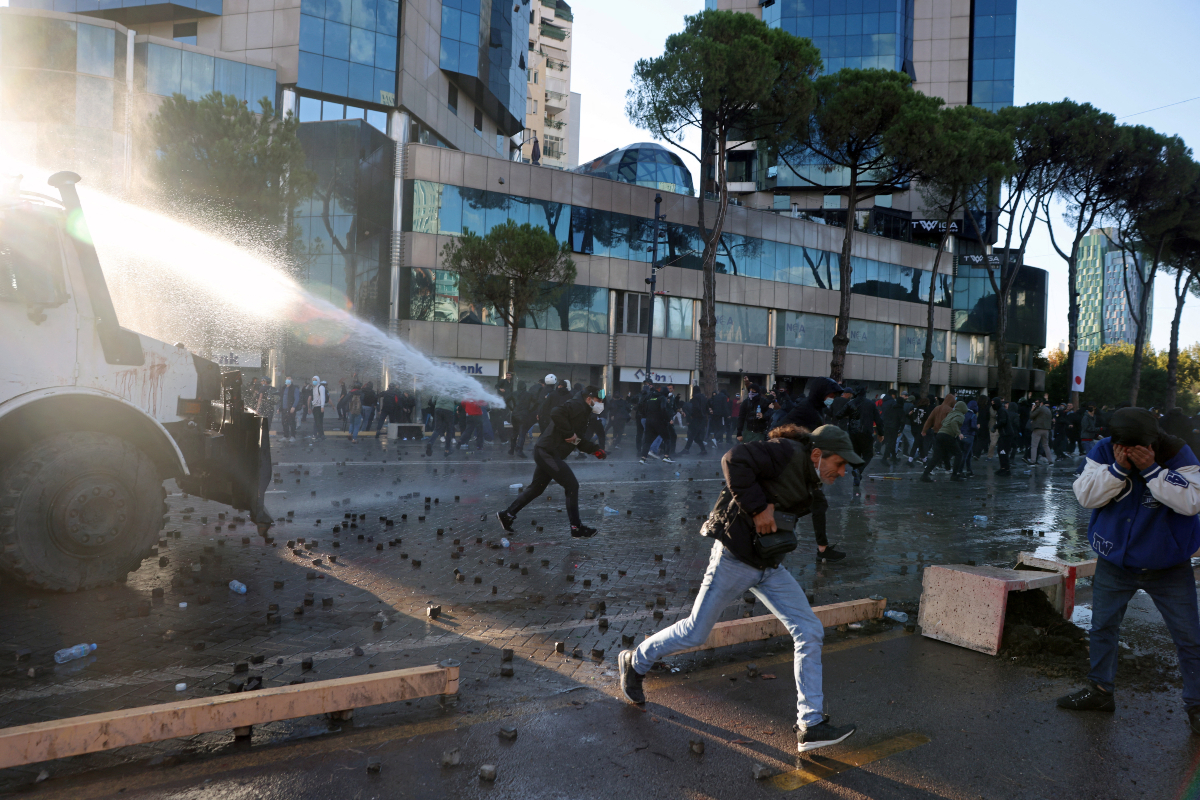 «Φλέγεται» η Αλβανία: Ο Ράμα βλέπει «ξένα χέρια» πίσω από το χάος στα Τίρανα - 160 συλλήψεις και νέες συγκρούσεις