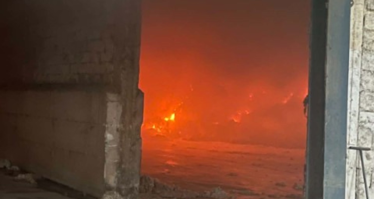 Τρίκαλα: Μεγάλη φωτιά σε εργοστάσιο βαμβακιού – Καίγονται έξι αποθήκες