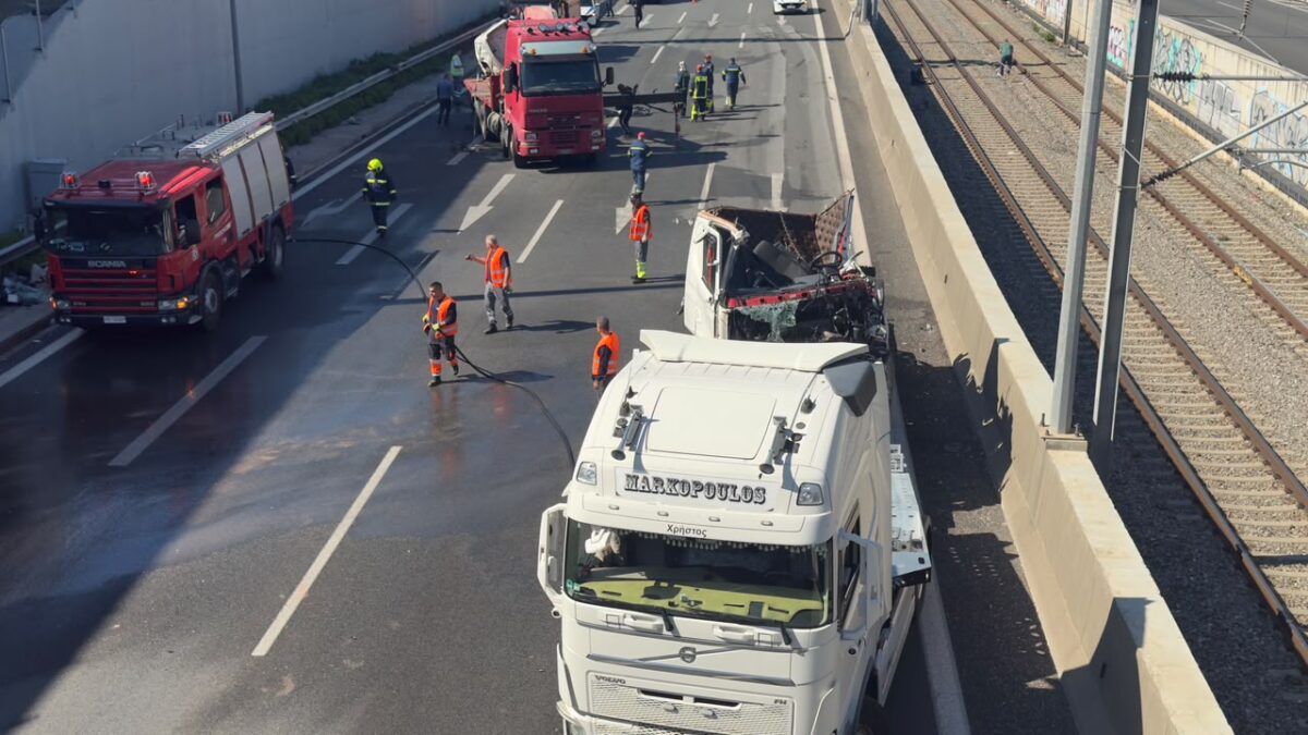 Σοβαρό τροχαίο στην Αττική Οδό με έναν τραυματία: Διακοπή κυκλοφορίας στο ρεύμα προς αεροδρόμιο