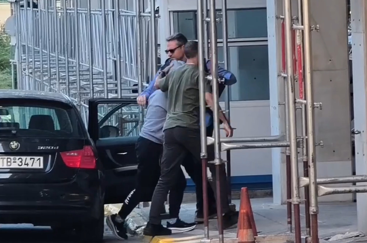 Στη ΓΑΔΑ η Βάσω Τσαρούχα μετά τη σύλληψή της για τα στημένα παιχνίδια στο ελληνικό μπάσκετ