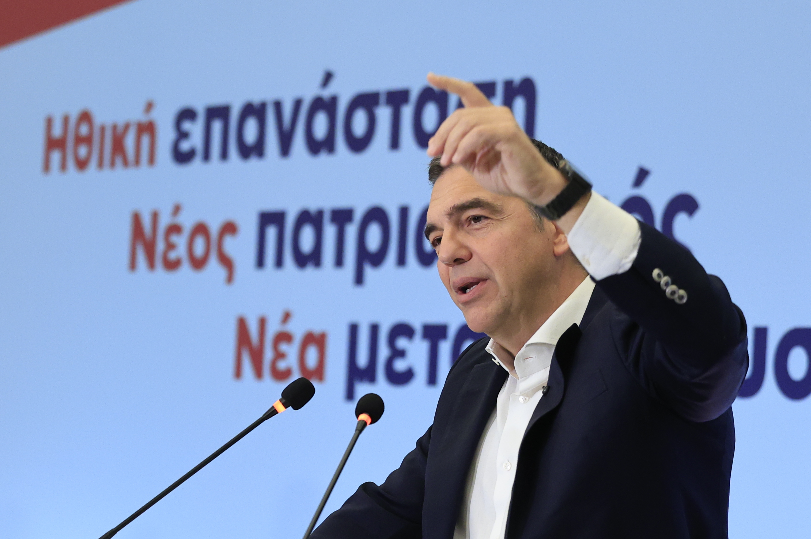 Ο Αλέξης Τσίπρας «πέταξε το γάντι» στο ΠΑΣΟΚ για συνεργασία με τη ΝΔ