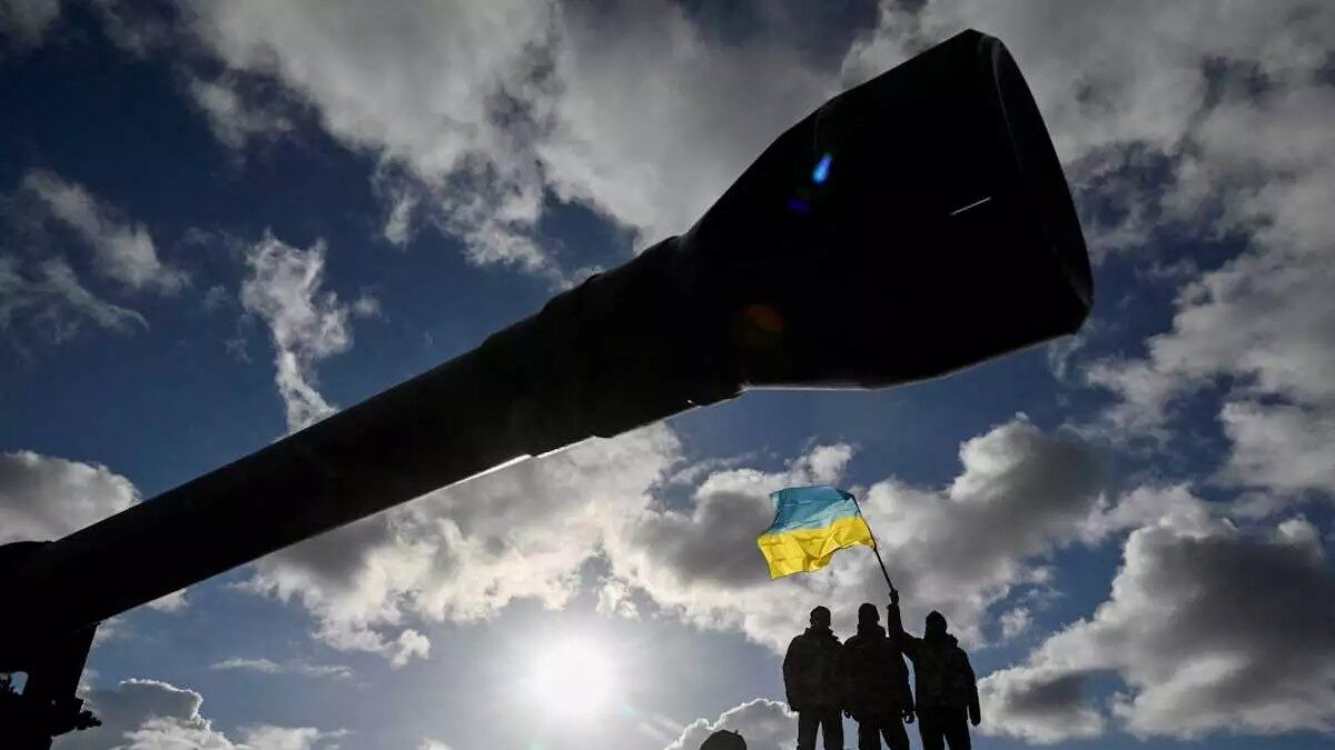 FILE PHOTO: Ukrainian personnel hold a Ukrainian flag as they stand on a Challenger 2 tank during training at Bovington Camp, near Wool in southwestern Britain, February 22, 2023. REUTERS/Toby Melville/File Photo