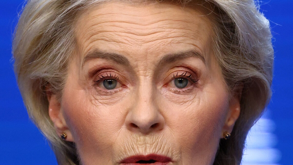 Η πρόεδρος της Ευρωπαϊκής Επιτροπής, Ursula von der Leyen στη συνέντευξη Τύπου μετά τη Σύνοδο Κορυφής στις Βρυξέλλες στις 16 Οκτωβρίου 2026