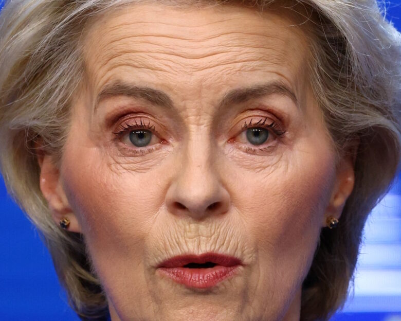Η πρόεδρος της Ευρωπαϊκής Επιτροπής, Ursula von der Leyen στη συνέντευξη Τύπου μετά τη Σύνοδο Κορυφής στις Βρυξέλλες στις 16 Οκτωβρίου 2026