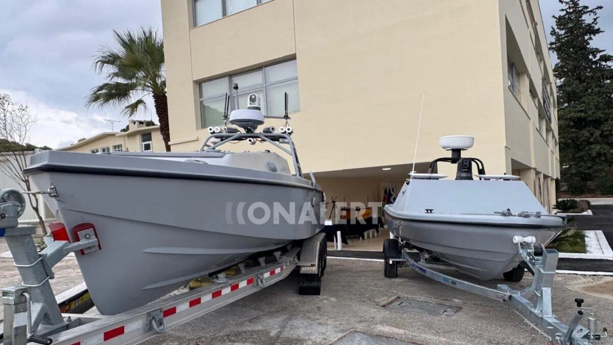 ο USV τύπου «Corsair) αριστερά με το USV τύπου «Πυρπολητής» (δεξιά)