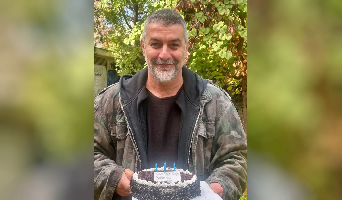 Ο Βασίλης Μπισμπίκης έκλεισε σήμερα τα 49: Πόζαρε χαμογελαστός κρατώντας τούρτα στα χέρια