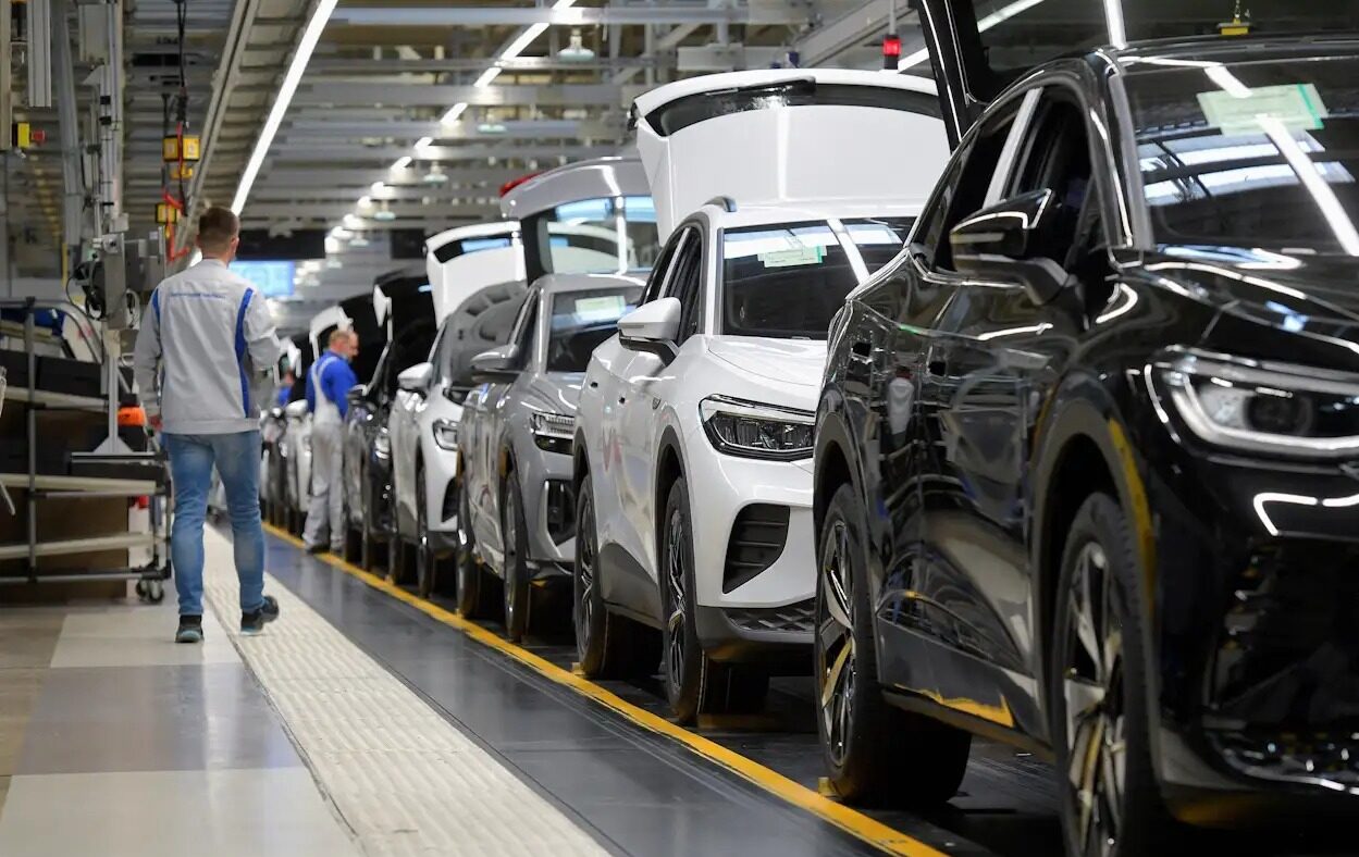 FILE PHOTO: Technicians work at the production line for electric car models of the Volkswagen Group in Zwickau, Germany, April 26, 2022. REUTERS/Matthias Rietschel/File Photo