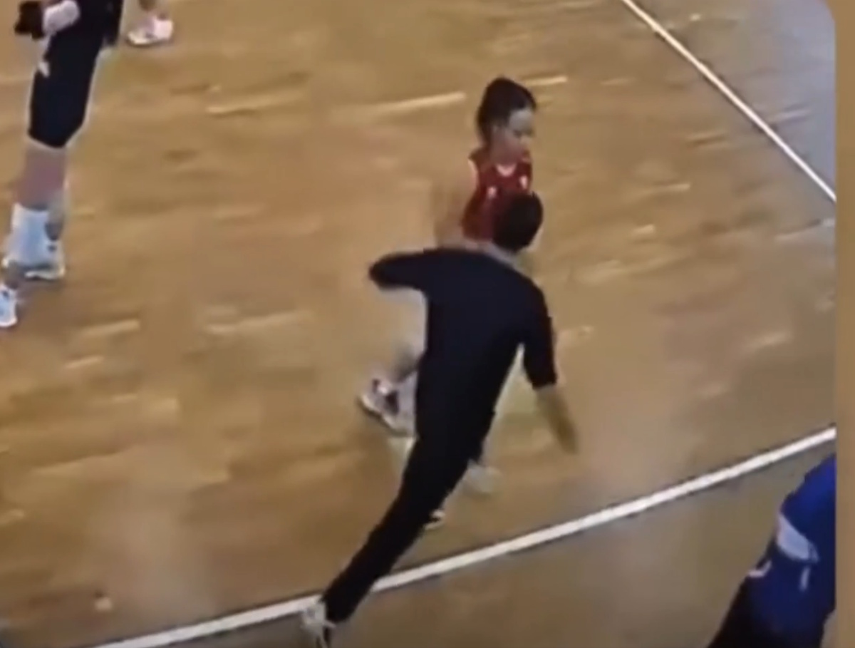 Προπονητής στο Καζακστάν χτύπησε στο κεφάλι 13χρονη βολεϊμπολίστρια κατά τη διάρκεια του αγώνα