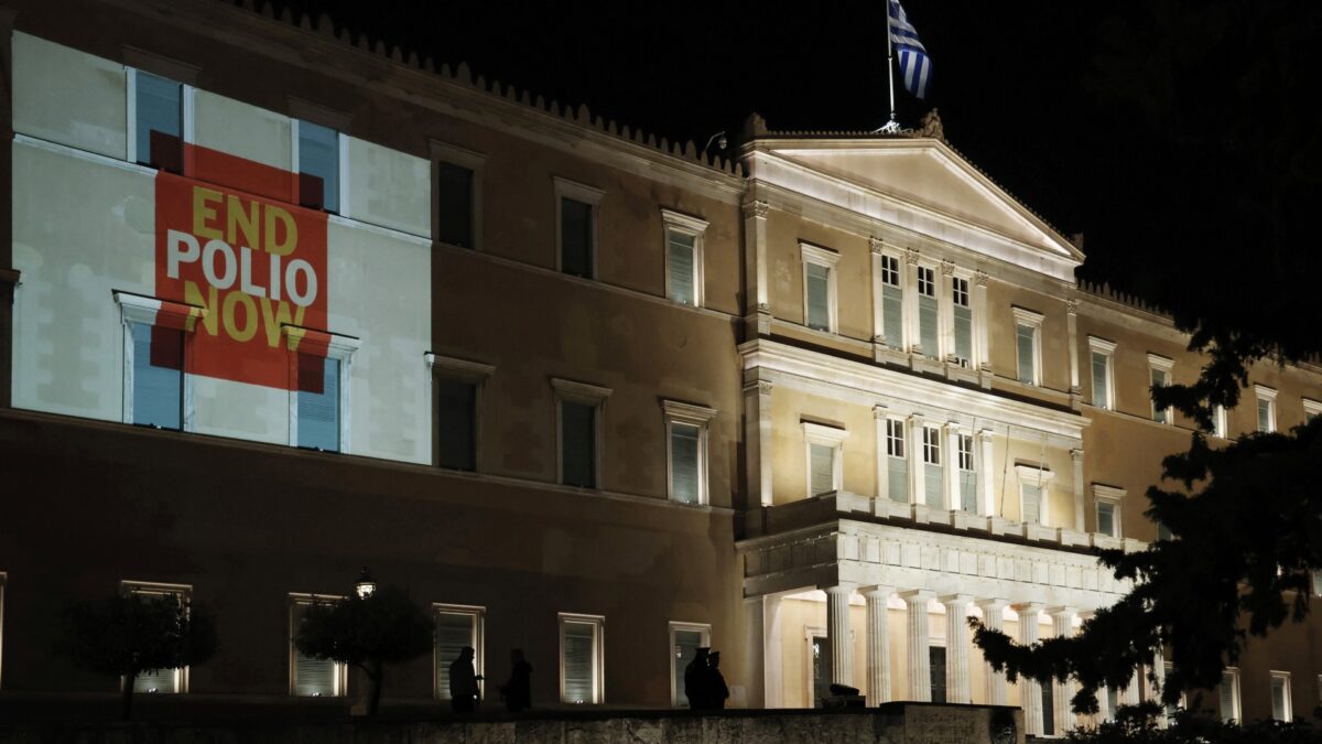 Η Βουλή φωταγωγείται για την Παγκόσμια Ημέρα κατά της Πολιομυελίτιδας