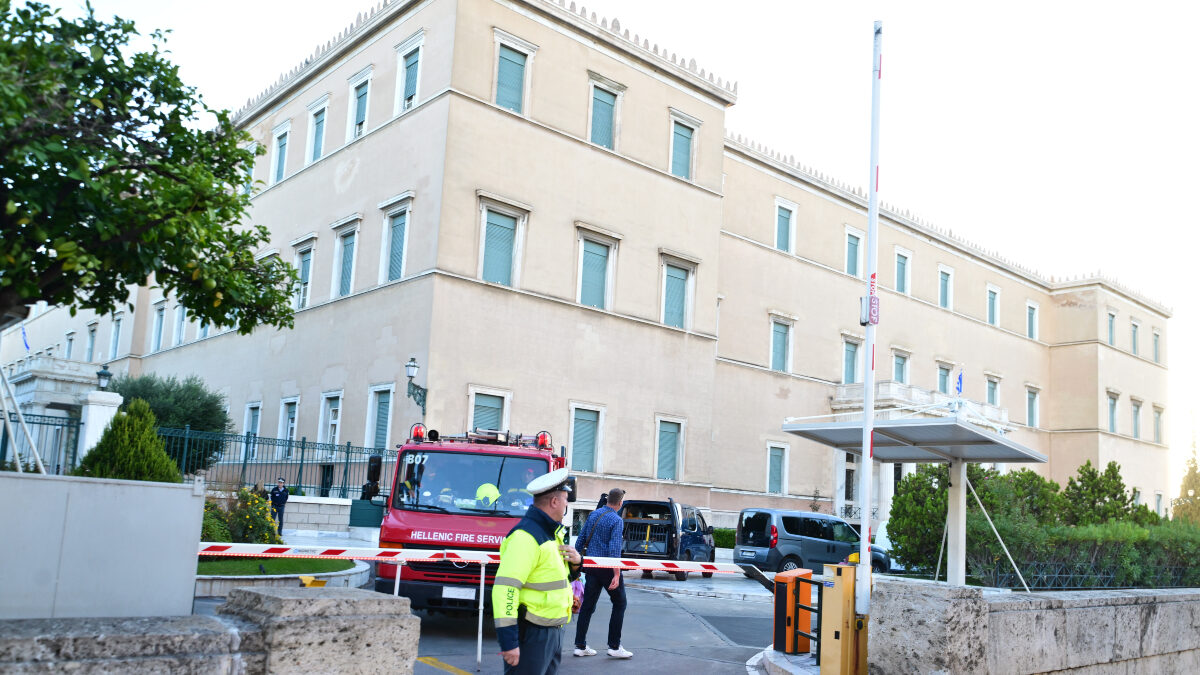 Έρευνες για βόμβα στη Βουλή