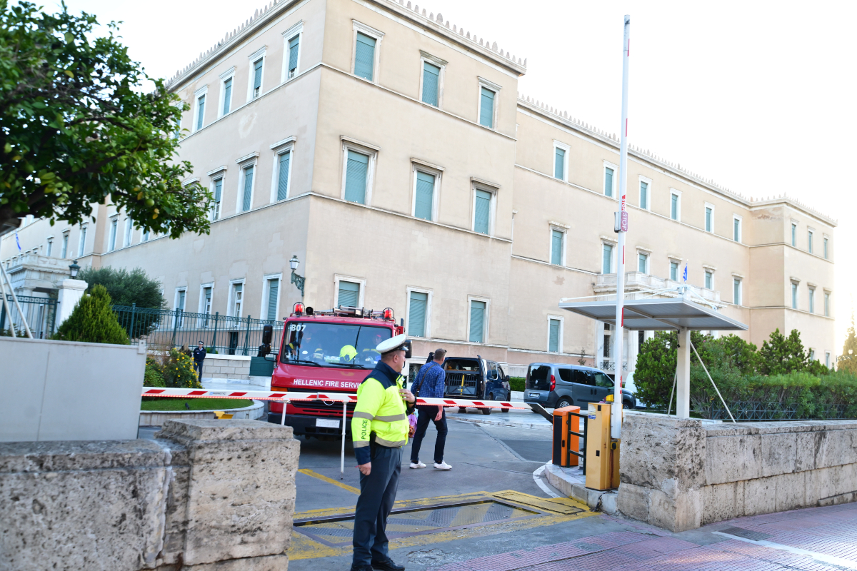 Έρευνες για βόμβα στη Βουλή