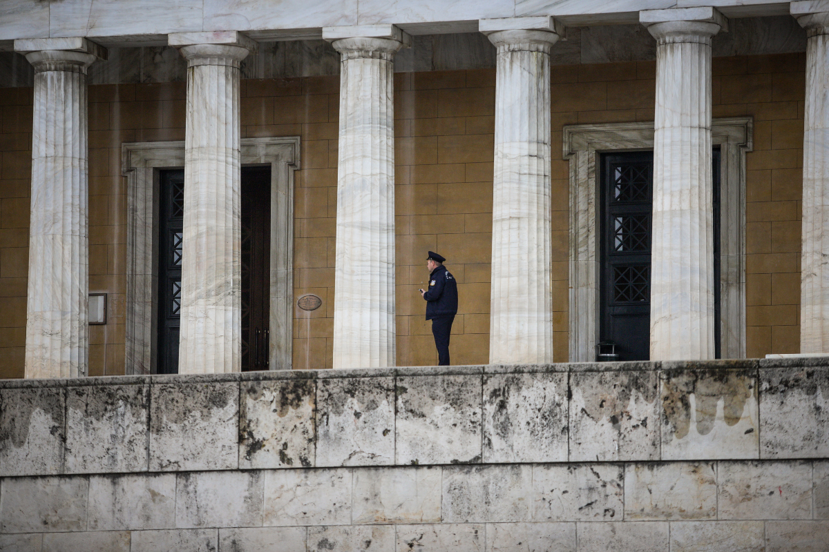 Αστυνομικός στη Βουλή