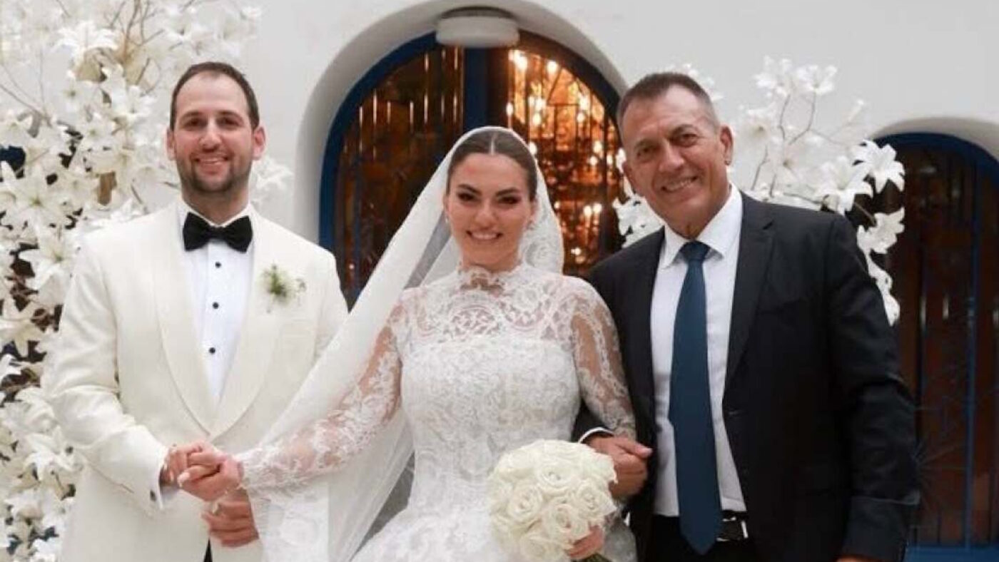 Η Νίκη Βρούτση ανάμεσα στον πατέρα και τον σύζυγό της