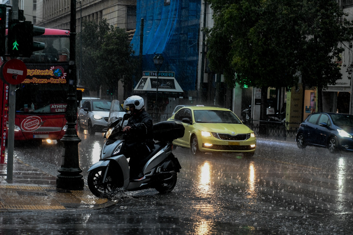 Κακοκαιρία: Οδηγίες προστασίας των εργαζομένων - Η εγκύκλιος του υπουργείου Εργασίας και Κοινωνικής Ασφάλισης