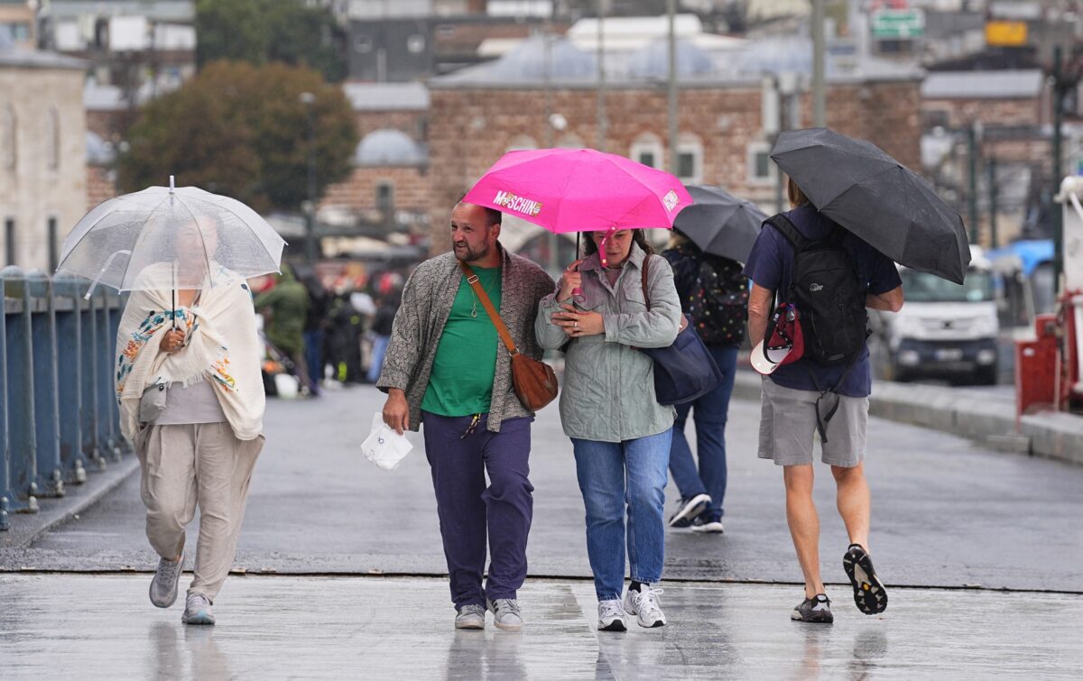 Πνίγονται από την κακοκαιρία και στην Κωνσταντινούπολη: Πλημμύρες σε σπίτια και σχολεία, χάος στους δρόμους