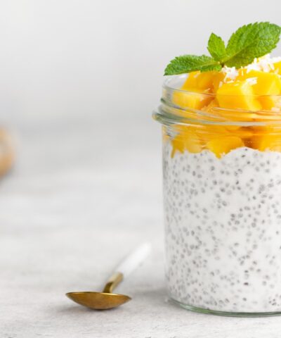 Πουτίγκα chia με κρέμα λωτού και γάλα καρύδας