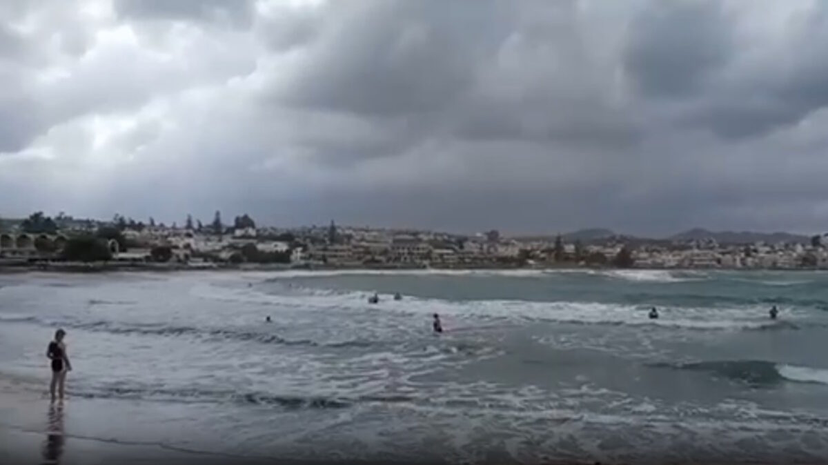 Η Κρήτη σε κόκκινο συναγερμό από την κακοκαιρία αλλά κάποιοι στα Χανιά πήγαν για μπάνιο – Βίντεο