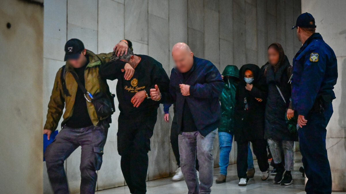 Μεταγωγή απο την ΓΑΔΑ στά δικαστήρια της πρώην σχολής Ευελπίδων οι υπέυθυνοι αλυσίδας καταστημάτων αρτοποιείας