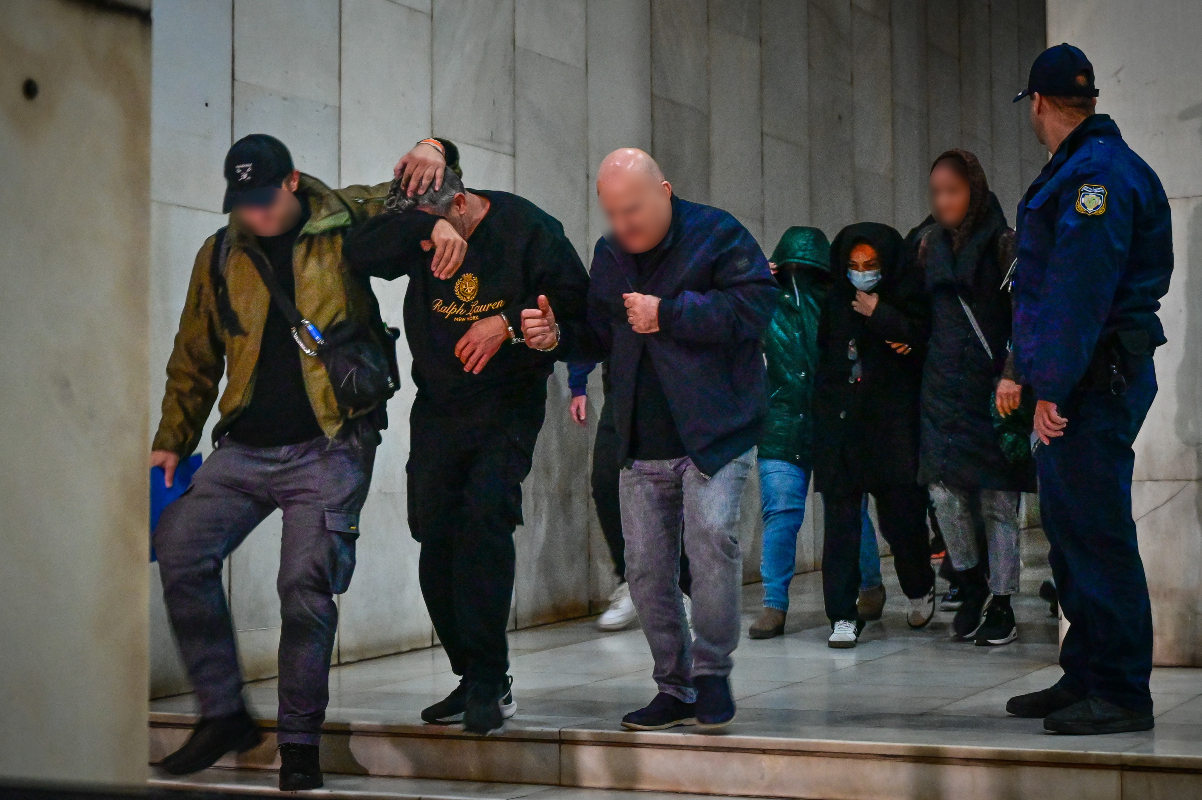 «Το Χωριάτικο»: Αξιωματικός της ΕΛΑΣ σε ρόλο πληροφοριοδότη – «Αποκαλούσαμε τον Γιαννακόπουλο “μπαμπά”, η εργασία ήταν αδήλωτη» λέει εργαζόμενη