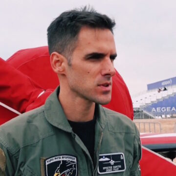 Ο επισμηναγός Χρήστος Χαρίτος, πιλότος του F-16 «Ζευς» που θα πετάξει στην παρέλαση της 28ης Οκτωβρίου 2026